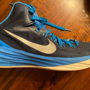 Men’s Nike hightop basketball shoes